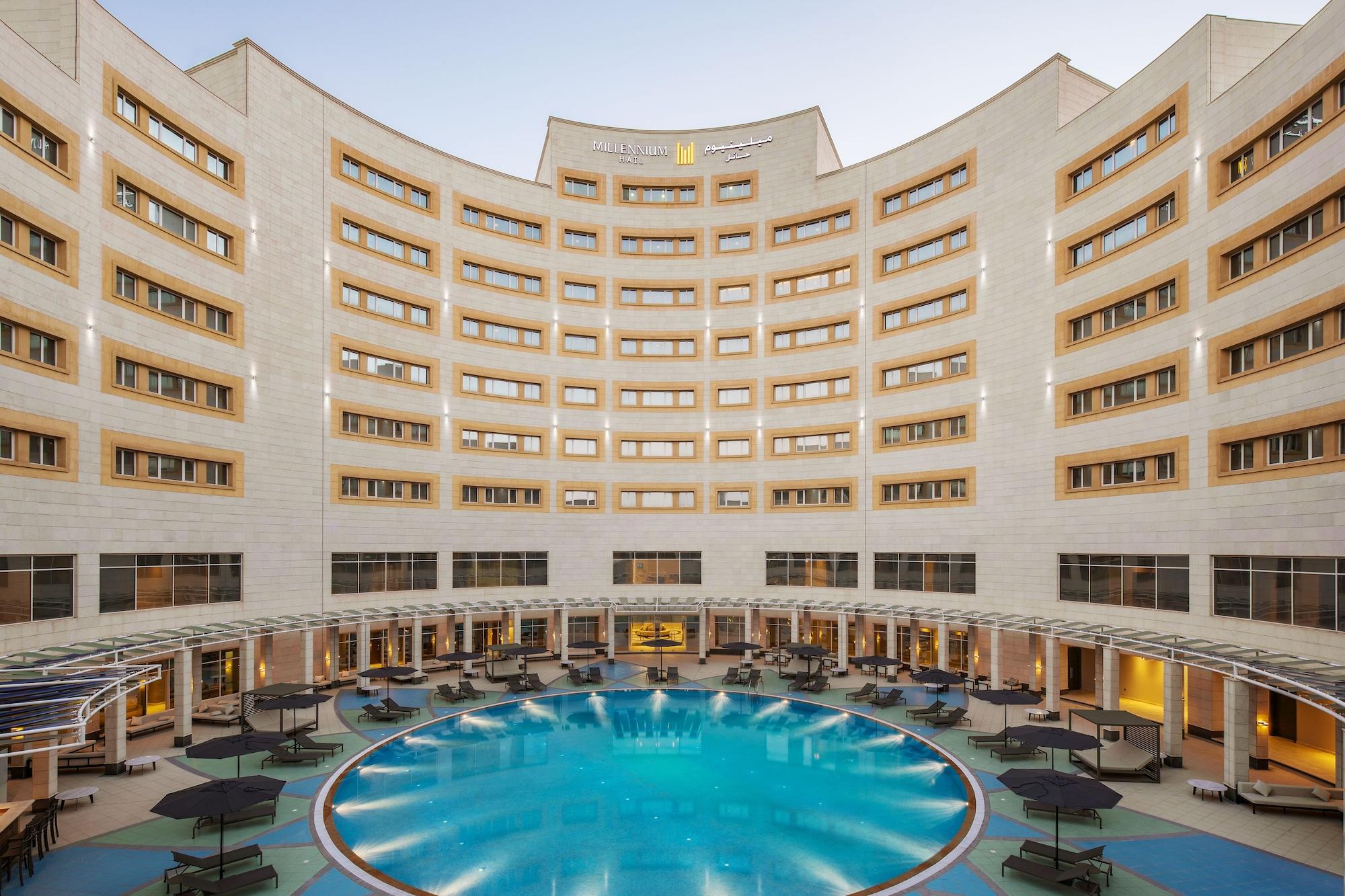 哈伊勒千禧国际酒店 外观 照片 The pool at the hotel