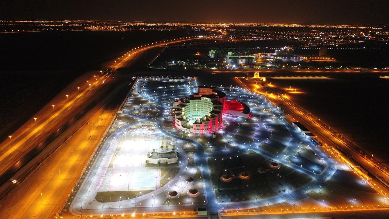 哈伊勒千禧国际酒店 外观 照片 The airport at night