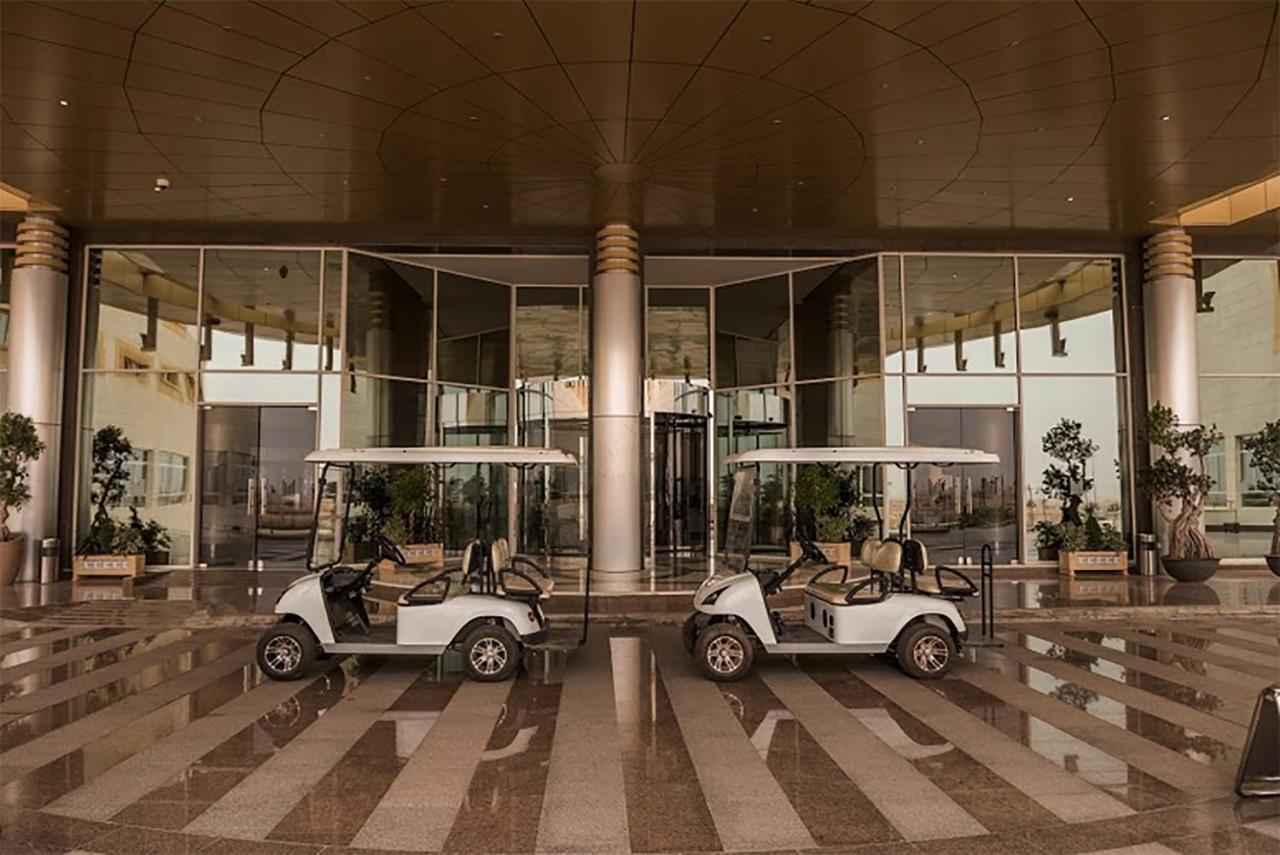 哈伊勒千禧国际酒店 外观 照片 Golf carts at the entrance of the hotel