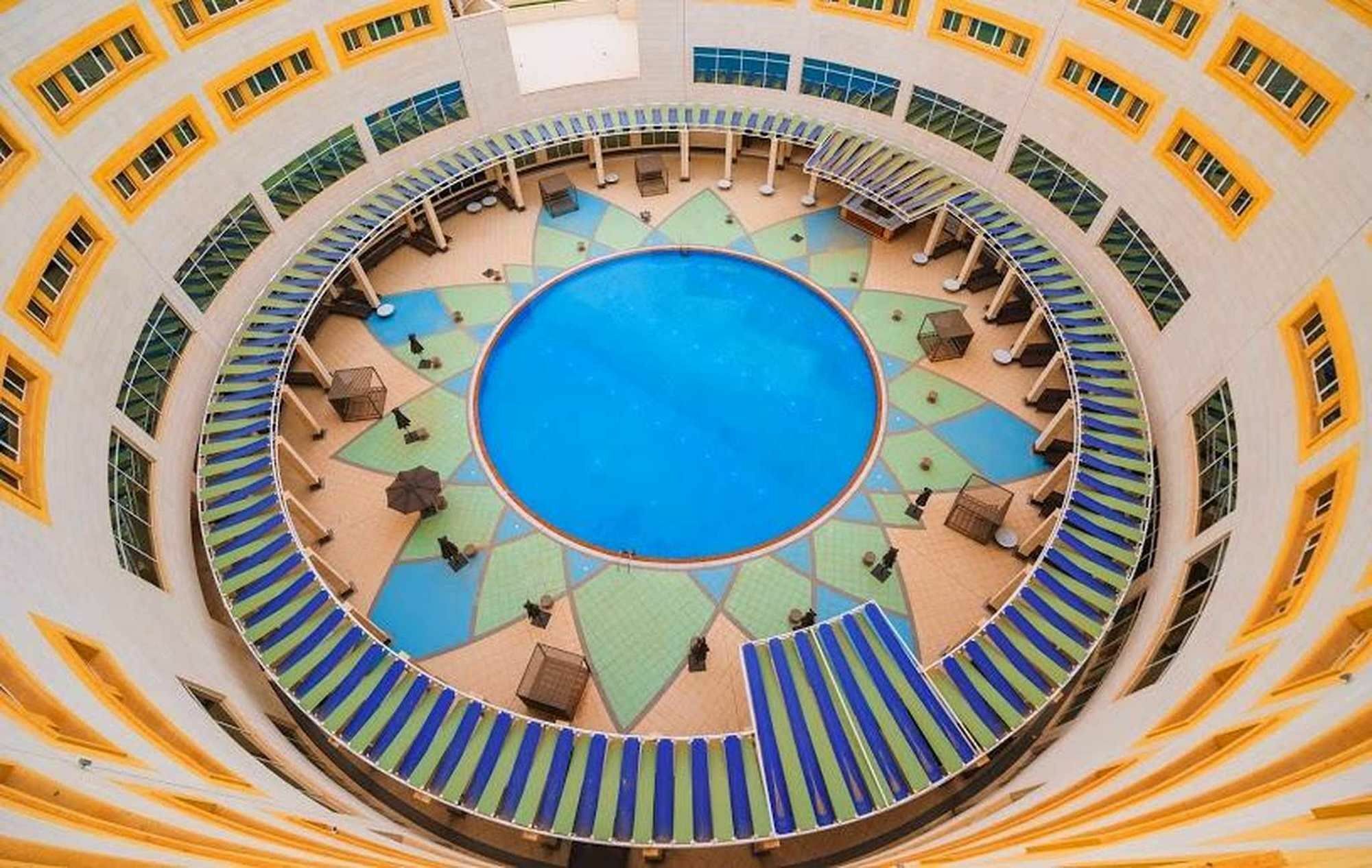 哈伊勒千禧国际酒店 外观 照片 The central atrium of the school